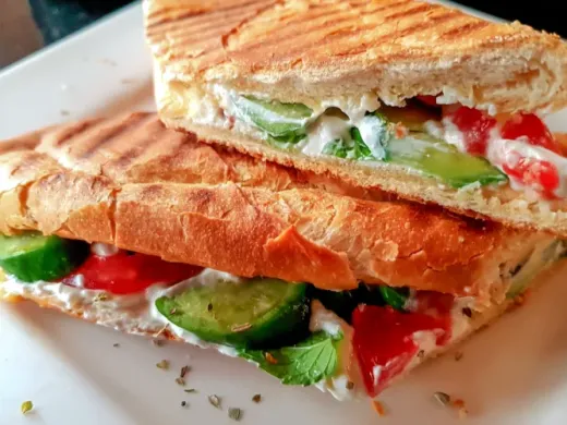 ساندويش لبنة وخيار